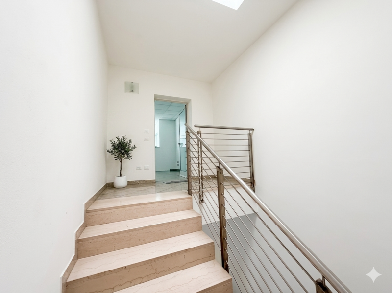 (Per INFO Roberto 3453195338) Sei alla ricerca di uno spazio professionale versatile e luminoso n...