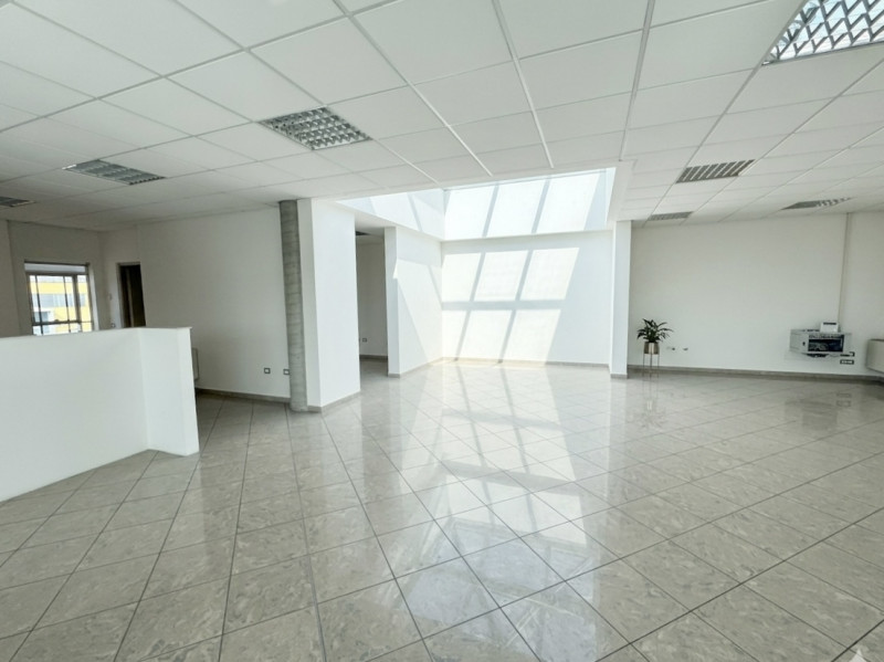 (Per INFO Roberto 3453195338) Sei alla ricerca di uno spazio professionale versatile e luminoso n...