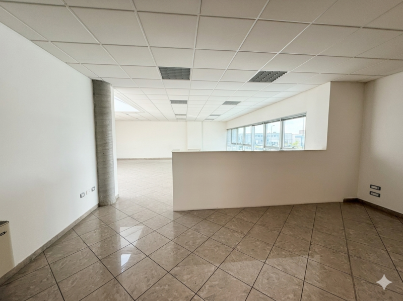 (Per INFO Roberto 3453195338) Sei alla ricerca di uno spazio professionale versatile e luminoso n...