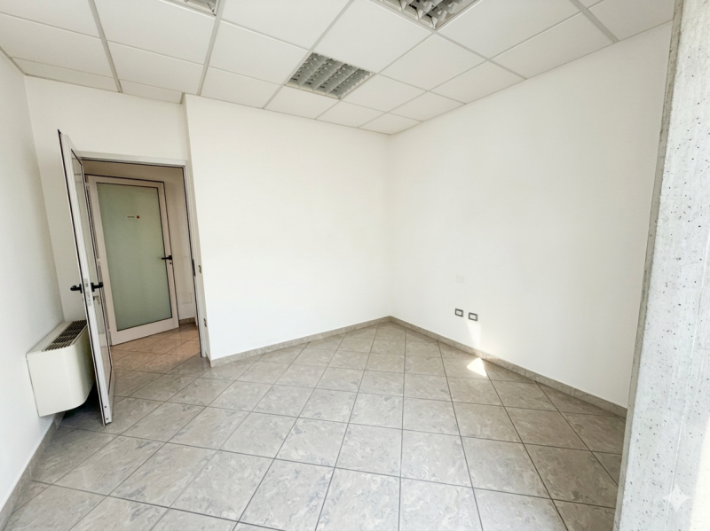 (Per INFO Roberto 3453195338) Sei alla ricerca di uno spazio professionale versatile e luminoso n...