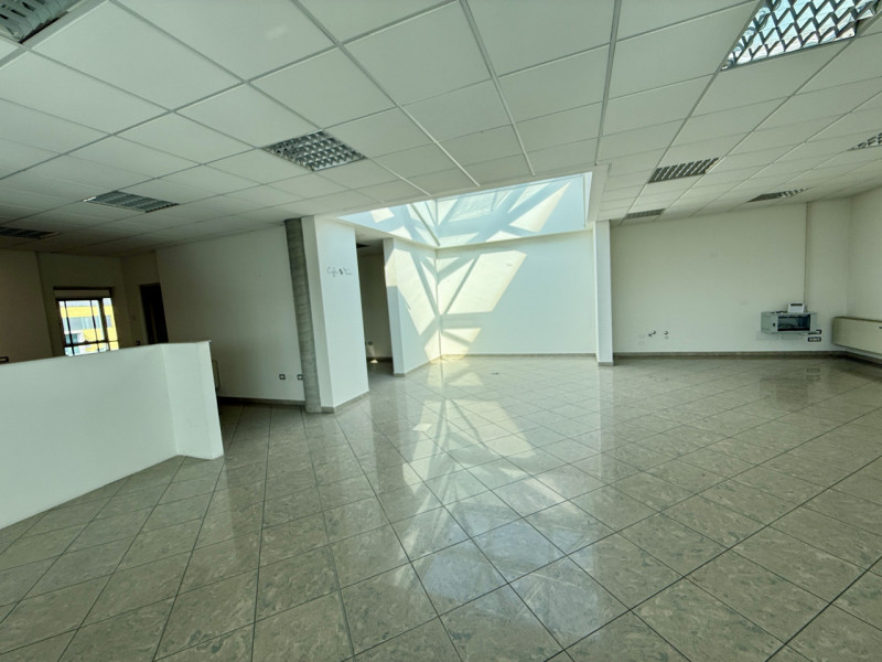 (Per INFO Roberto 3453195338) Sei alla ricerca di uno spazio professionale versatile e luminoso n...