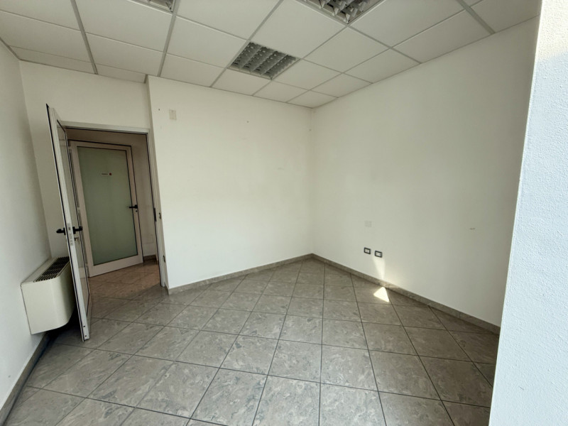 (Per INFO Roberto 3453195338) Sei alla ricerca di uno spazio professionale versatile e luminoso n...