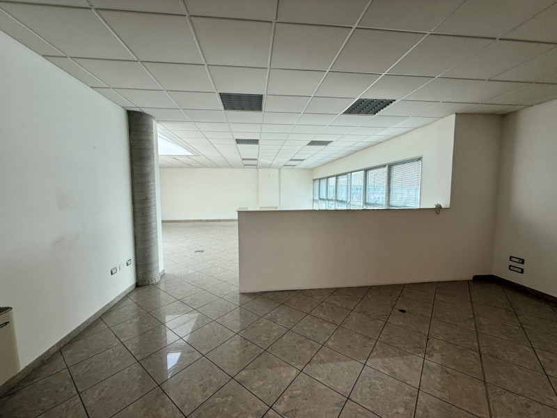 (Per INFO Roberto 3453195338) Sei alla ricerca di uno spazio professionale versatile e luminoso n...