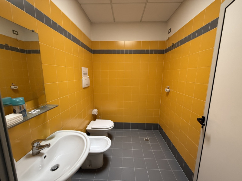 (Per INFO Roberto 3453195338) Sei alla ricerca di uno spazio professionale versatile e luminoso n...