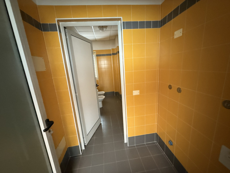 (Per INFO Roberto 3453195338) Sei alla ricerca di uno spazio professionale versatile e luminoso n...