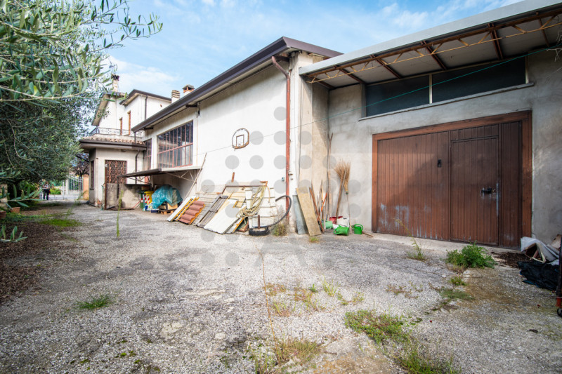 Torreglia centro – Fabbricato indipendente con negozio, abitazione, magazzini, garage e ampio sco...