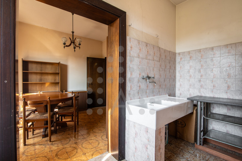 Torreglia centro – Fabbricato indipendente con negozio, abitazione, magazzini, garage e ampio sco...