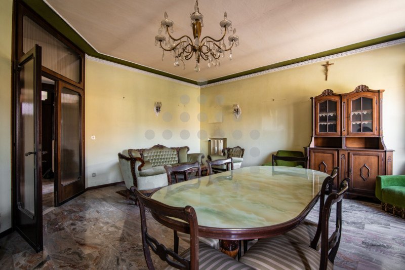 Torreglia centro – Fabbricato indipendente con negozio, abitazione, magazzini, garage e ampio sco...