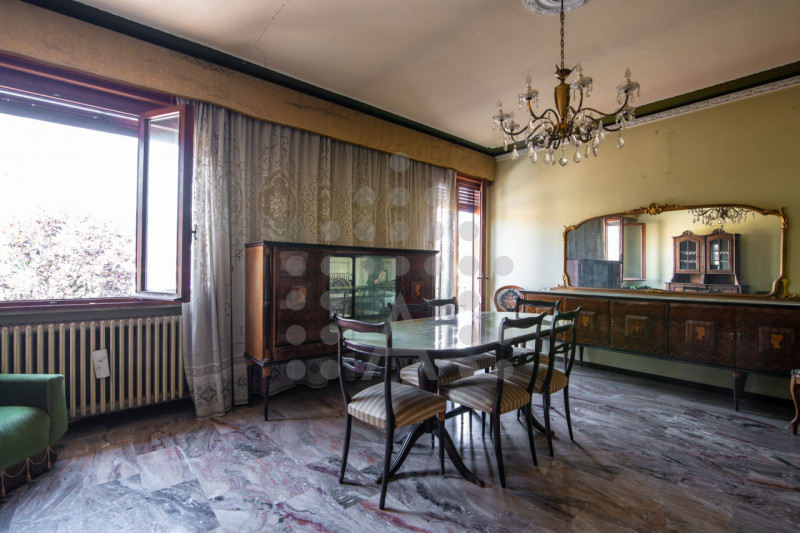 Torreglia centro – Fabbricato indipendente con negozio, abitazione, magazzini, garage e ampio sco...