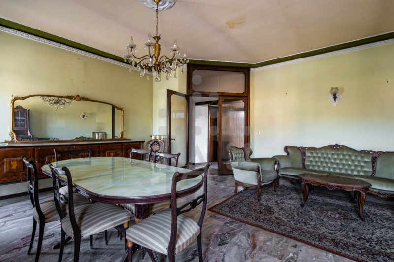 Torreglia centro – Fabbricato indipendente con negozio, abitazione, magazzini, garage e ampio sco...