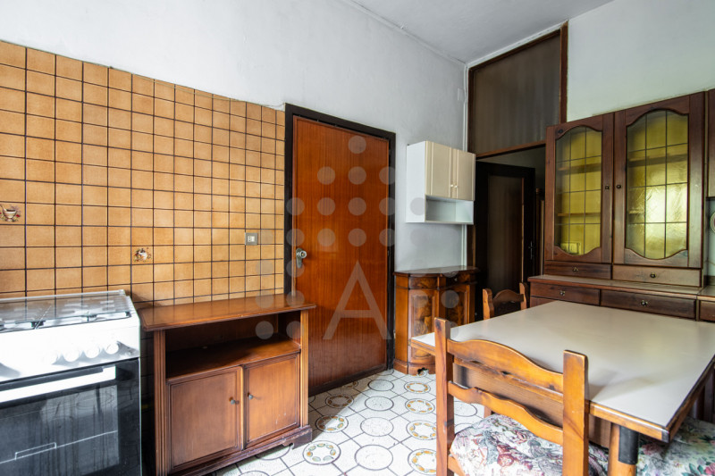 Torreglia centro – Fabbricato indipendente con negozio, abitazione, magazzini, garage e ampio sco...