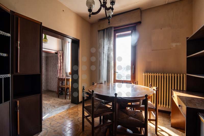 Torreglia centro – Fabbricato indipendente con negozio, abitazione, magazzini, garage e ampio sco...