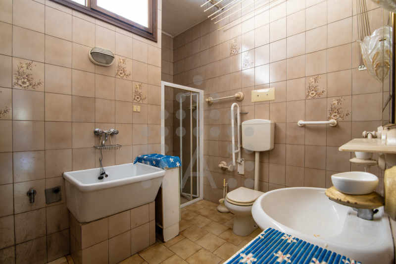 Torreglia centro – Fabbricato indipendente con negozio, abitazione, magazzini, garage e ampio sco...