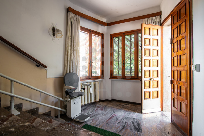 Torreglia centro – Fabbricato indipendente con negozio, abitazione, magazzini, garage e ampio sco...