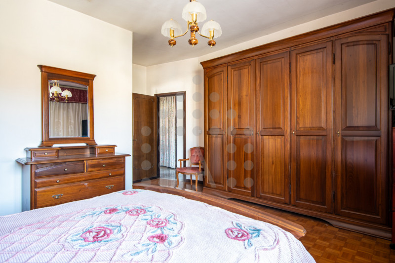 Torreglia centro – Fabbricato indipendente con negozio, abitazione, magazzini, garage e ampio sco...