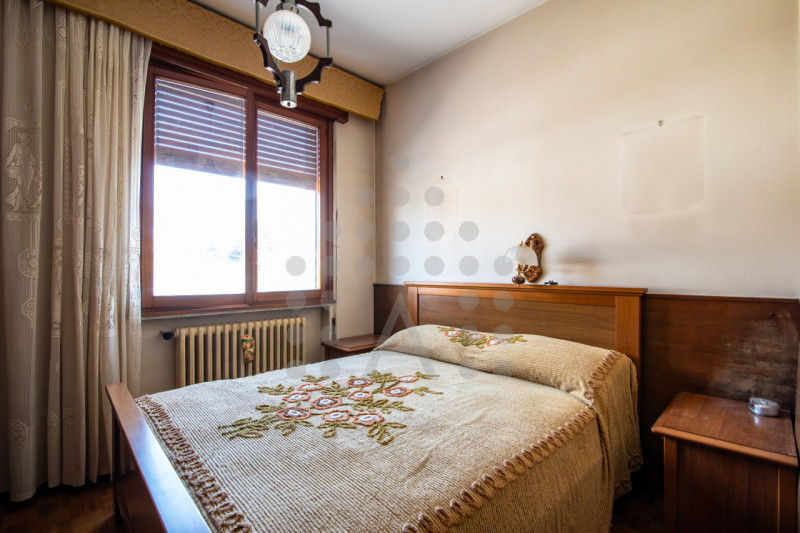 Torreglia centro – Fabbricato indipendente con negozio, abitazione, magazzini, garage e ampio sco...