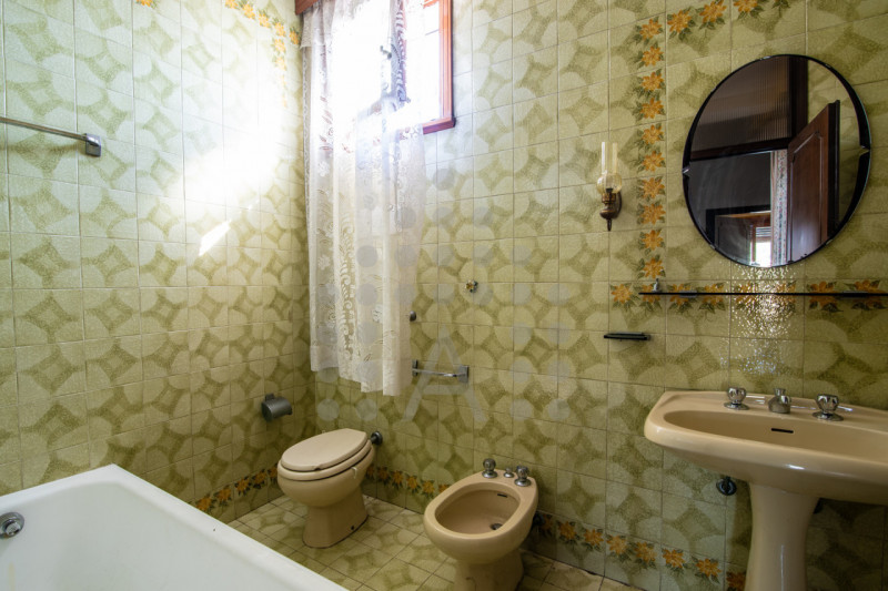 Torreglia centro – Fabbricato indipendente con negozio, abitazione, magazzini, garage e ampio sco...