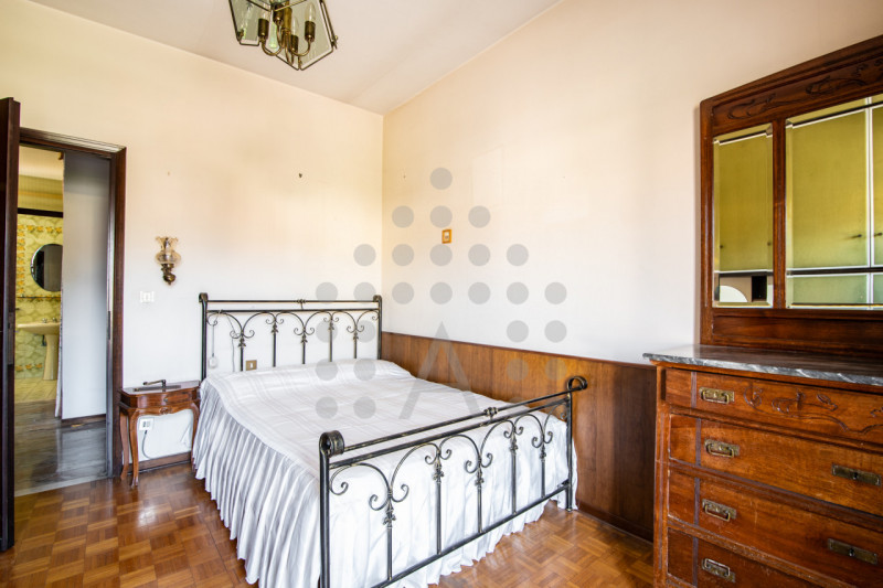 Torreglia centro – Fabbricato indipendente con negozio, abitazione, magazzini, garage e ampio sco...