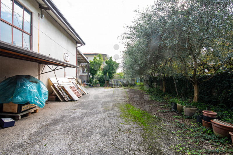 UN INTERO MONDO DA TRASFORMARE NEL CUORE DI TORREGLIA

Nel centro di Torreglia, dove tutto è a po...