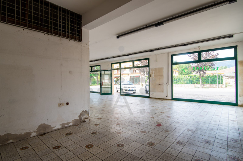 Torreglia centro – Fabbricato indipendente con negozio, abitazione, magazzini, garage e ampio sco...