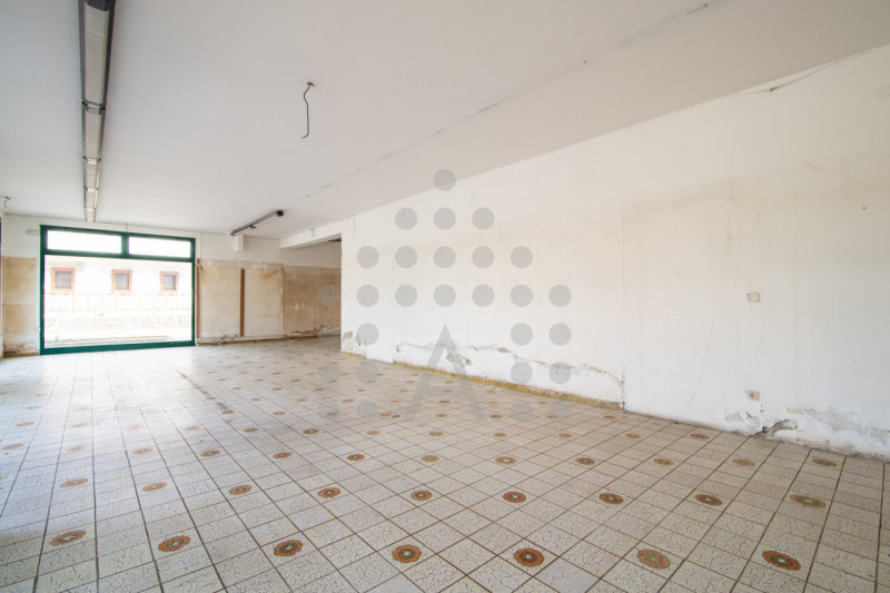 Torreglia centro – Fabbricato indipendente con negozio, abitazione, magazzini, garage e ampio sco...