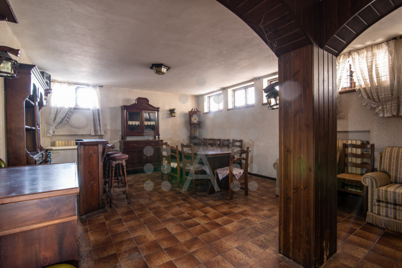 Torreglia centro – Fabbricato indipendente con negozio, abitazione, magazzini, garage e ampio sco...