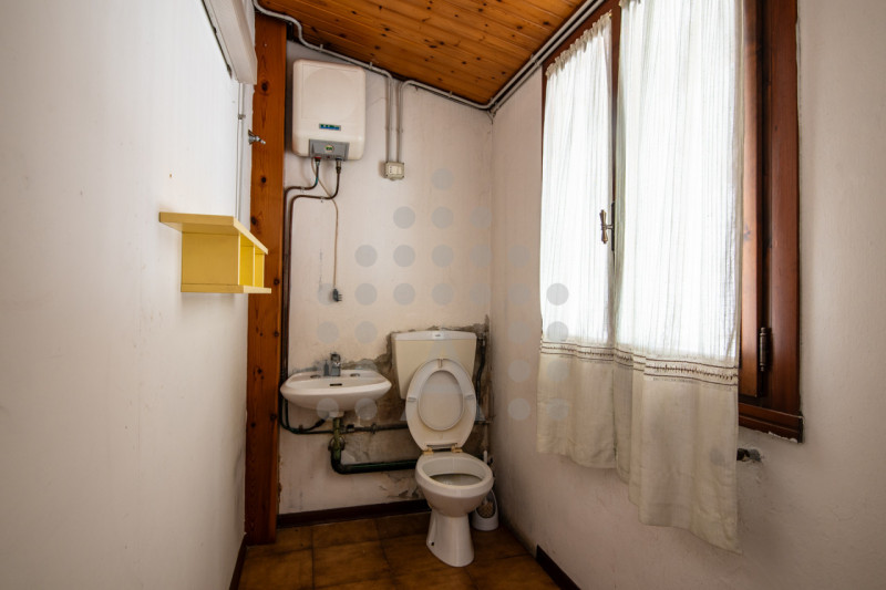 Torreglia centro – Fabbricato indipendente con negozio, abitazione, magazzini, garage e ampio sco...