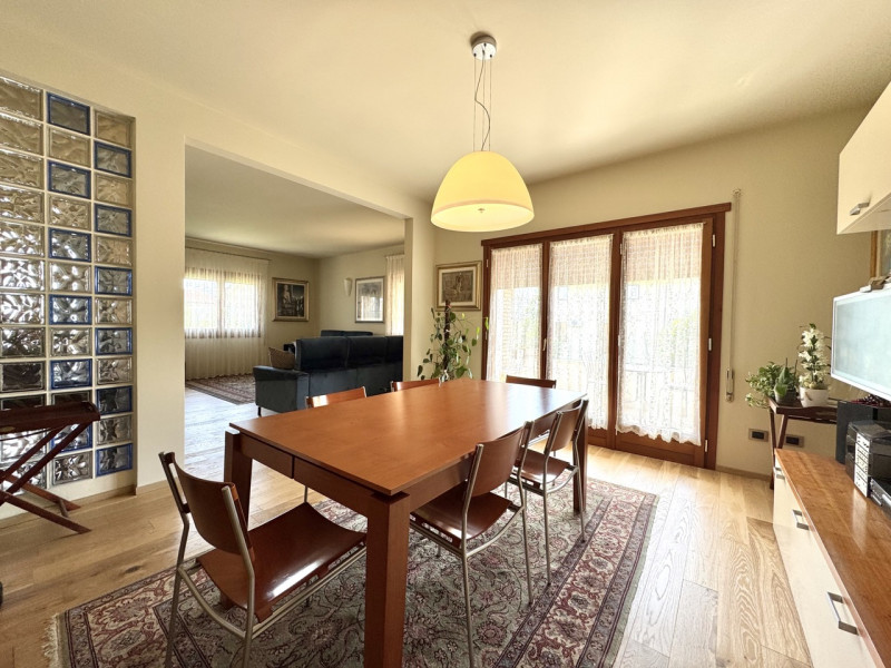 VISITE SOSPESE PER TRATTATIVA IN CORSO.


Breganze - Scopri questa splendida villa singola, situa...