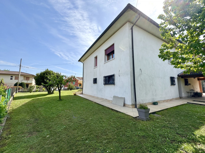 VISITE SOSPESE PER TRATTATIVA IN CORSO.


Breganze - Scopri questa splendida villa singola, situa...