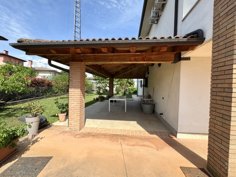 VISITE SOSPESE PER TRATTATIVA IN CORSO.


Breganze - Scopri questa splendida villa singola, situa...