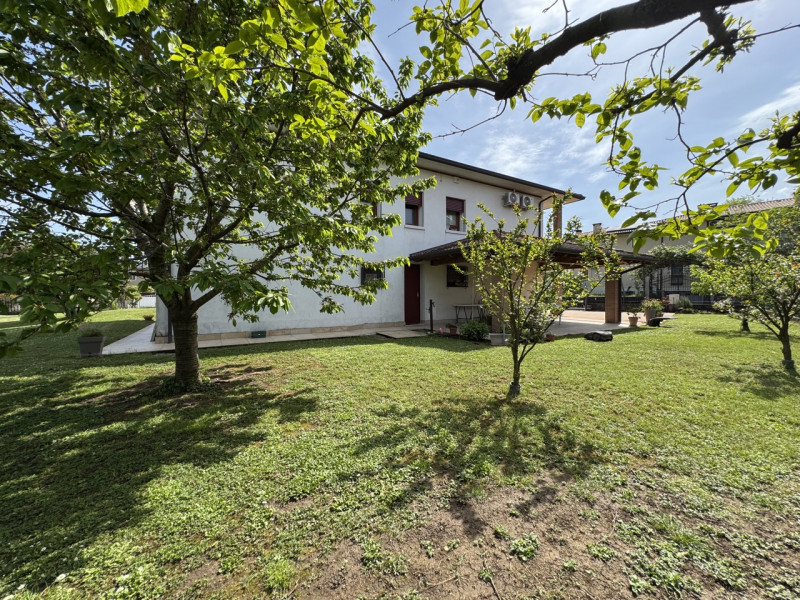 VISITE SOSPESE PER TRATTATIVA IN CORSO.


Breganze - Scopri questa splendida villa singola, situa...
