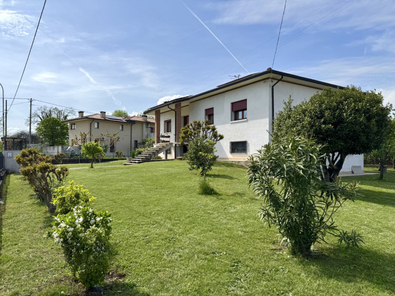 VISITE SOSPESE PER TRATTATIVA IN CORSO.


Breganze - Scopri questa splendida villa singola, situa...