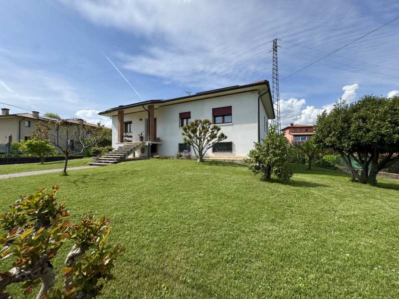VISITE SOSPESE PER TRATTATIVA IN CORSO.


Breganze - Scopri questa splendida villa singola, situa...