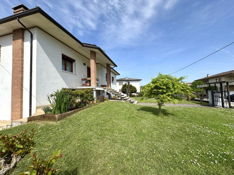 VISITE SOSPESE PER TRATTATIVA IN CORSO.


Breganze - Scopri questa splendida villa singola, situa...