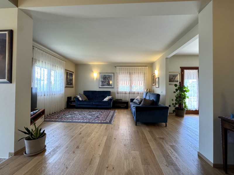 VISITE SOSPESE PER TRATTATIVA IN CORSO.


Breganze - Scopri questa splendida villa singola, situa...