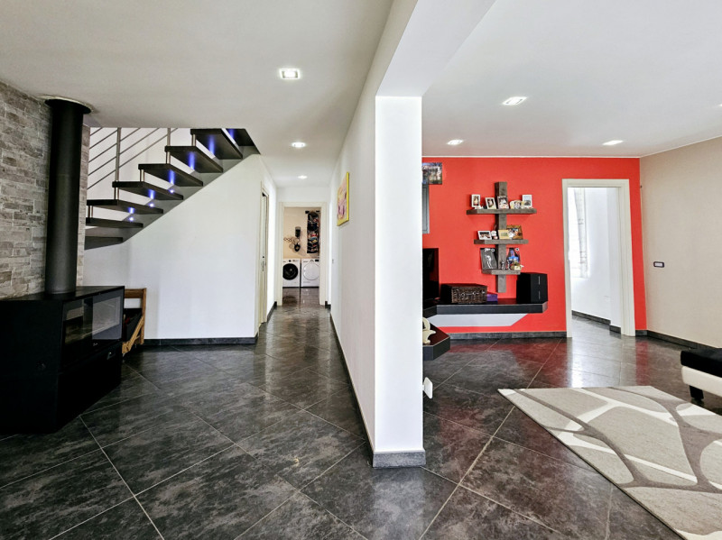 Ad Anguillara Veneta, proponiamo in vendita compendio immobiliare, attualmente suddiviso in due u...