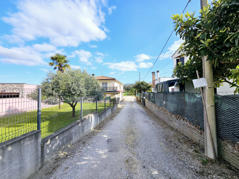 Ad Anguillara Veneta, proponiamo in vendita compendio immobiliare, attualmente suddiviso in due u...