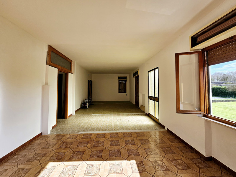 Ad Anguillara Veneta, proponiamo in vendita compendio immobiliare, attualmente suddiviso in due u...