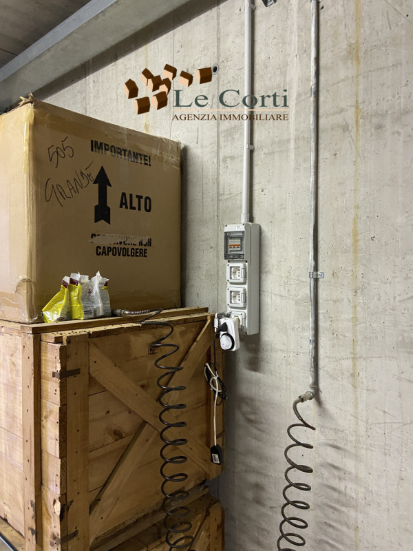 Proponiamo in vendita un capannone/magazzino con uffici e abitazione situato nella tranquilla zon...