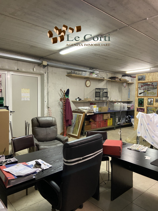 Proponiamo in vendita un capannone/magazzino con uffici e abitazione situato nella tranquilla zon...