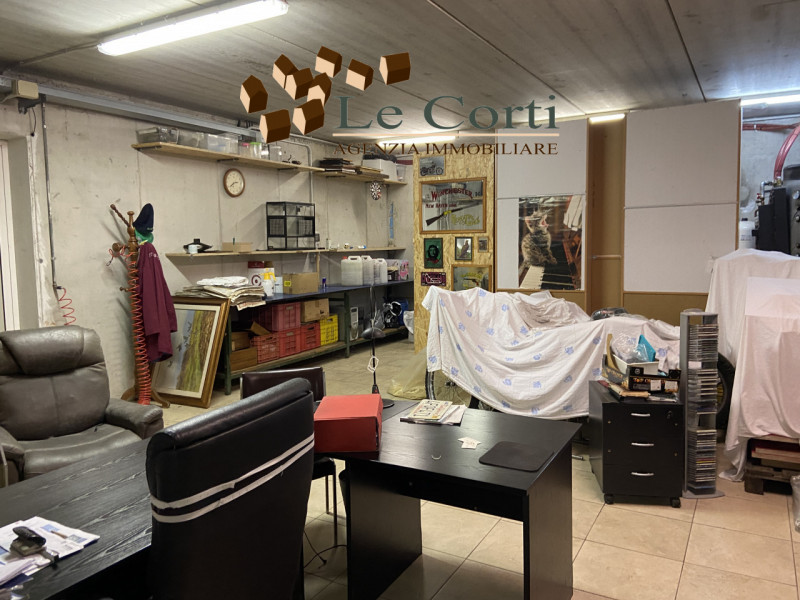 Proponiamo in vendita un capannone/magazzino con uffici e abitazione situato nella tranquilla zon...