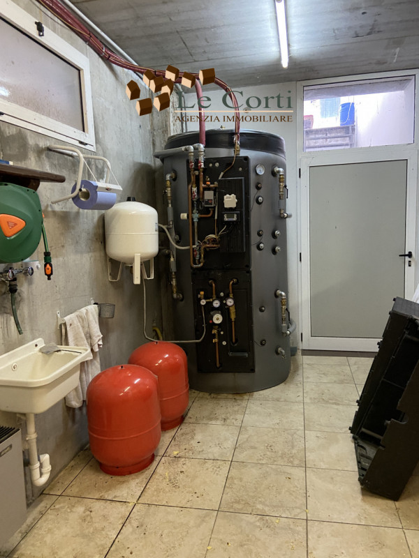 Proponiamo in vendita un capannone/magazzino con uffici e abitazione situato nella tranquilla zon...