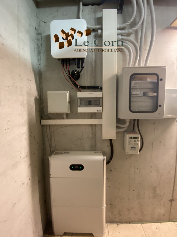 Proponiamo in vendita un capannone/magazzino con uffici e abitazione situato nella tranquilla zon...