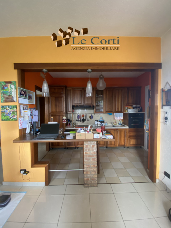 Proponiamo in vendita un capannone/magazzino con uffici e abitazione situato nella tranquilla zon...