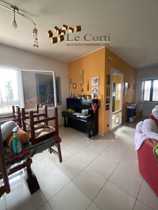 Proponiamo in vendita un capannone/magazzino con uffici e abitazione situato nella tranquilla zon...