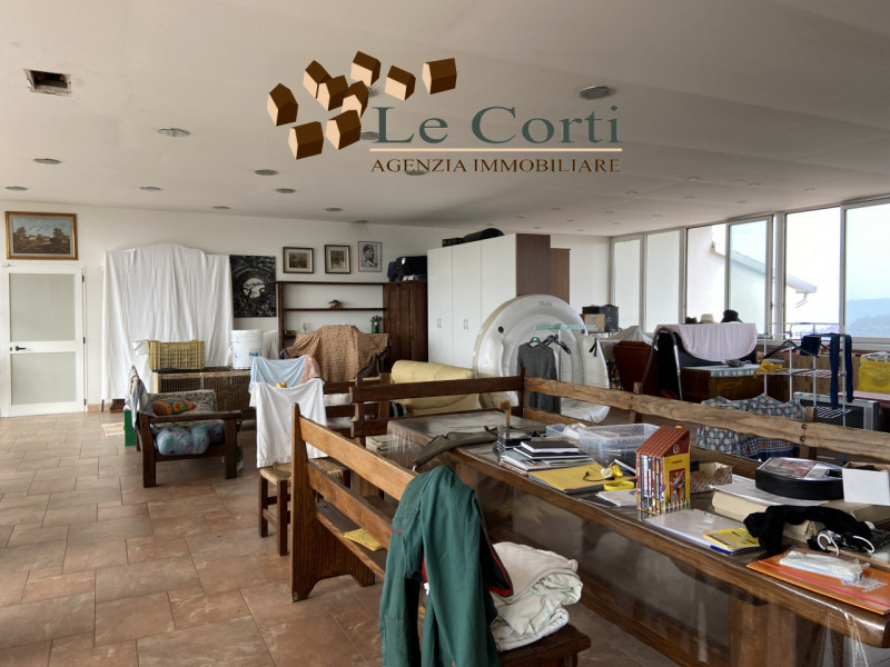 Proponiamo in vendita un capannone/magazzino con uffici e abitazione situato nella tranquilla zon...