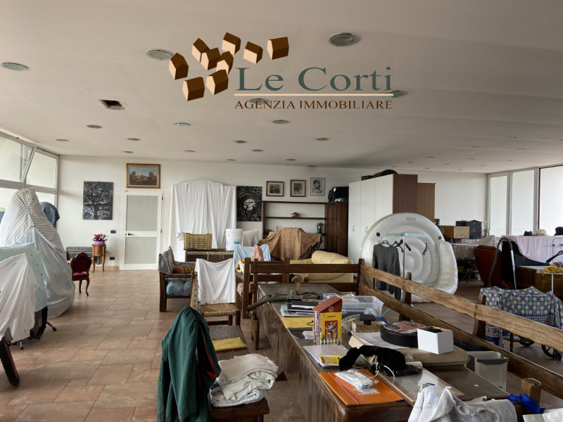 Proponiamo in vendita un capannone/magazzino con uffici e abitazione situato nella tranquilla zon...