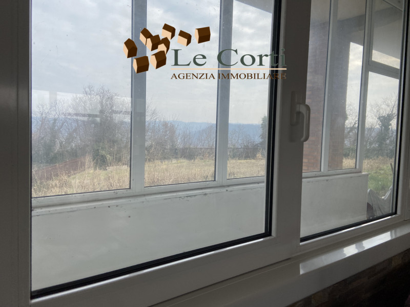 Proponiamo in vendita un capannone/magazzino con uffici e abitazione situato nella tranquilla zon...