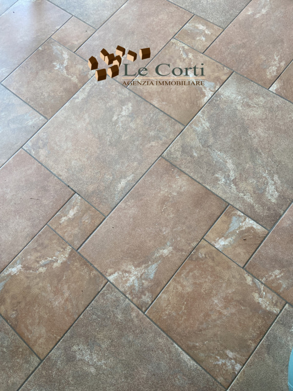 Proponiamo in vendita un capannone/magazzino con uffici e abitazione situato nella tranquilla zon...