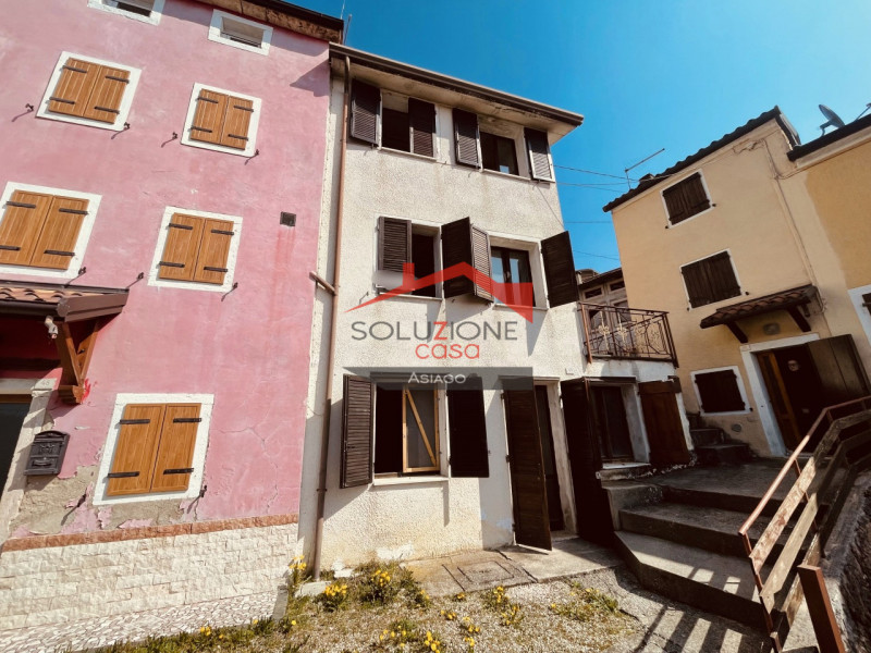 Scopri questa porzione di casa terracielo da ristrutturare situata in Contrada Ciscati, nel comun...